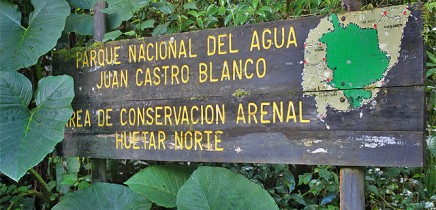 Panneau de l'entrée du parc Juan Castro Blanco, Costa Rica
